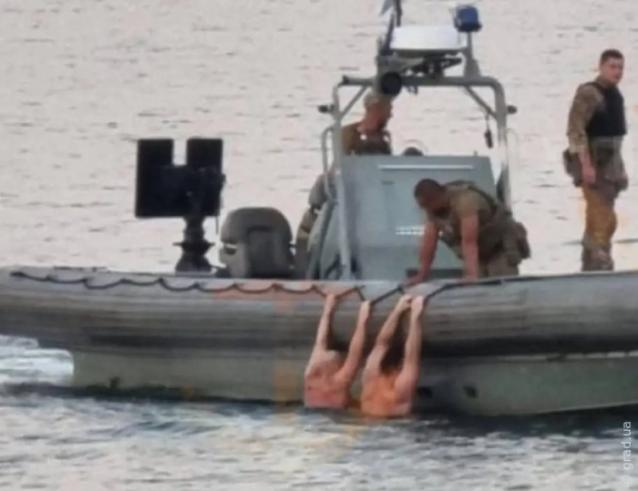 Военные моряки спасли людей, которых унесло в открытое море в Одессе