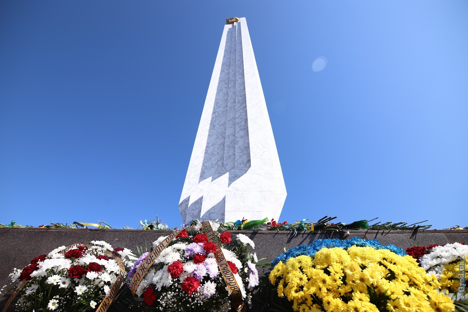 Одесса за победу. Памятник освободителям Одессы от фашистов. Одесситы освободителям. Цветы у памятника неизвестному матросу в Одессе 2022. Одесситы освободителям РФ.