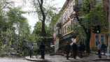 В центре Одессы рухнувшая ветка развалила киоск