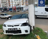 На улице Балковской автомобиль врезался в столб