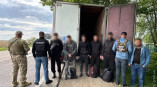 В Одесской области в прицепе грузовика прятались пятеро мужчин
