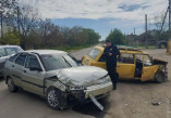 Внаслідок зіткнення двох автомобілів постраждали двоє дорослих та дитина
