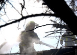 пожарные ликвидируют возгорание