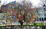 «Великоднє дерево Миру» прикрасили у міському саду Одеси