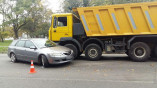 В Одессе не поделили дорогу грузовик и легковой автомобиль