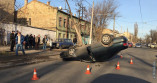 В результате ДТП на Молдаванке автомобиль перевернулся на крышу