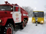 В Одесской области из снежной ловушки спасли автобус и «скорую» (фото)