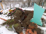 На сельском кладбище вандалы разрушили надгробье и вскрыли могилу (фото)