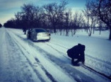 Под Одессой иномарку вытащили из снежного плена (фото)