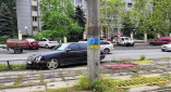 В Одессе водитель Mercedes снес ограждение и сбежал