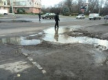 На проспекте Гагарина люди вынуждены ходить по проезжей части (фото)