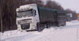 грузовик в снегу