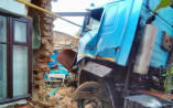 В Одесской области грузовик влетел в стену жилого дома