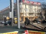 В центре Одессы автомобиль вылетел на тротуар и перевернулся (фото)