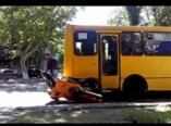 В Одессе мотоцикл протаранил маршрутку (видео)