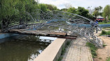 На прудах в дендропарке Победы появился еще один мостик