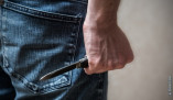 Пьяные разборки в одесском магазине: мужчина получил удар ножом в ягодицу