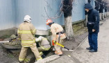Рятувальники визволили собаку з бетонної пастки