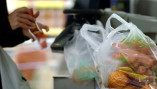 Новый этап борьбы с пластиком: пакет без ручек за 2 гривны