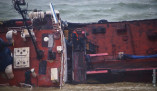 Очередной разлив горючего из затонувшего судна Delfi
