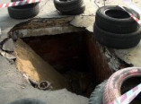 На Молдаванке в яму провалился грузовик (фото, видео)