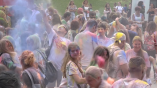 Фестиваль красок Холи: разноцветные лица, улыбки и смех
