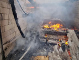 В Дачном вспыхнул пожар: горел одноэтажный дом, гараж и автомобиль