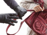 В Херсонском сквере подростки напали на одесситку и ограбили ее