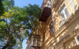 В центре Одессы дерево легло на дом