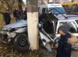 На поселке Котовского  иномарка влетела в бетонный столб, пострадали два человека (фото)