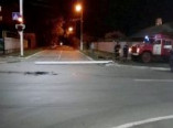 Полиция разыскивает водителя, сломавшего электроопору и светофор (фото)