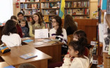 Любов до книг: одесит відвідує дитячу бібліотеку майже 80 років