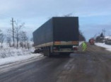 В Балте на ледяной дороге застряло несколько грузовиков (фото)