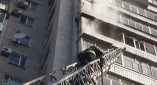Мужчина выпрыгнул из окна многоэтажки, спасаясь от пожара