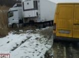 Дорога без обочин: на трассе "Одесса - Рени" фура слетела в кювет (фото)