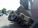 В Одессе опрокинулся грузовик (фото)