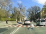 Видео ДТП, в котором мотоциклист сбил детей на переходе (видео)