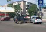 На Среднефонтанской автомобиль сбил женщину на тротуаре