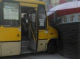 В Одессе маршрутный автобус влетел в стену дома