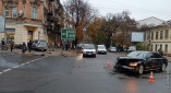 В центре Одессы автомобиль после столкновения протаранил магазин