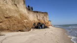 На побережье трактор упал с обрыва