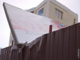 В спальном районе Одессы упал рекламный щит