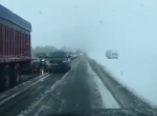 Апрельский снегопад. Пробка на Киевской трассе (видео)