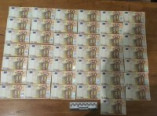 Мужчина пытался сдать две тысячи фальшивых евро (фото)