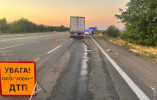 Грузовик въехал в припаркованный автомобиль