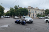 В центре Одессы столкнулись легковой автомобиль и мопед