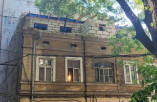 У центрі Одеси зносять незаконний поверх з будівлі