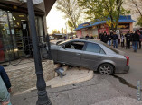 Под Одессой пьяный водитель заехал на авто в магазин