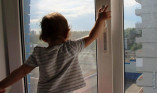 В Черноморске из окна третьего этажа выпал малыш
