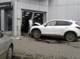 В Одессе иномарка влетела в автосалон (фото)